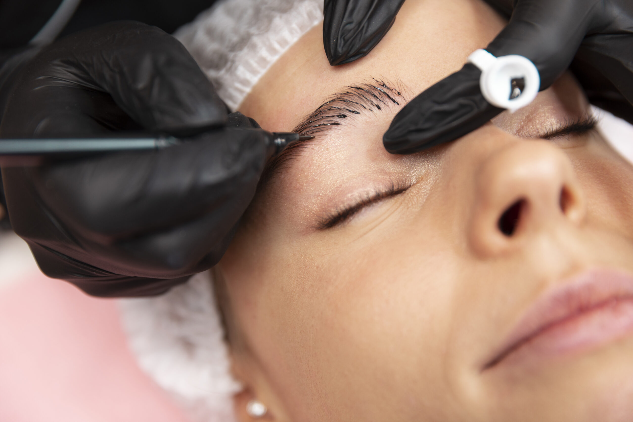 Microblading: a técnica que reconstrói fios e devolve sobrancelhas naturais